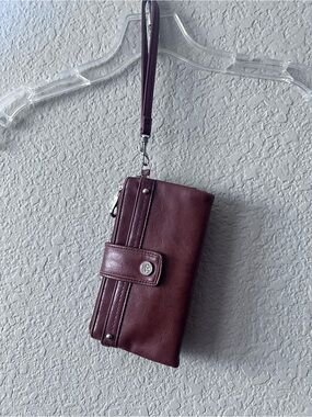 Relic Womens Wristlet Wallet Burgundy Faux Leather Bifold Clutch Silver Hardware